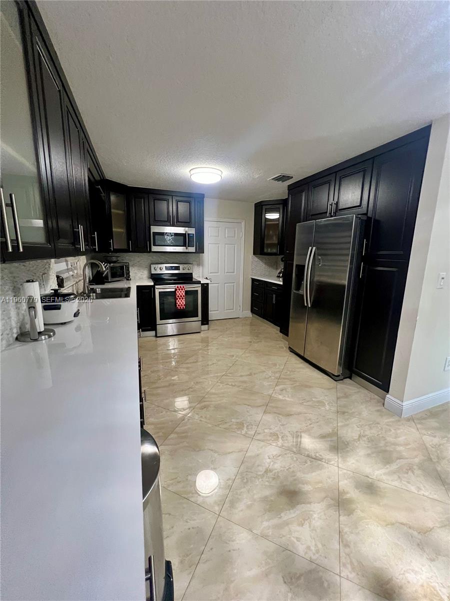 15263 Southwest 169th Lane Miami, FL 33187 - Photo 9 of 29