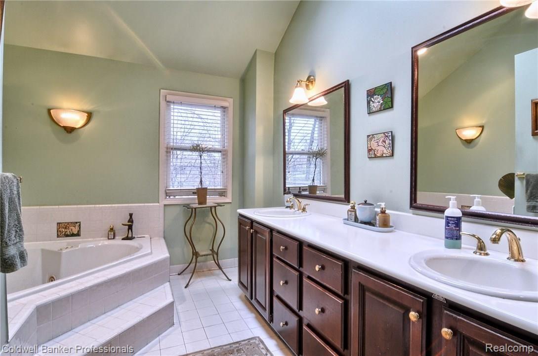 1783 Yorkshire Road Birmingham, MI 48009 - Photo 20 of 32 Master_Bathroom.jpg