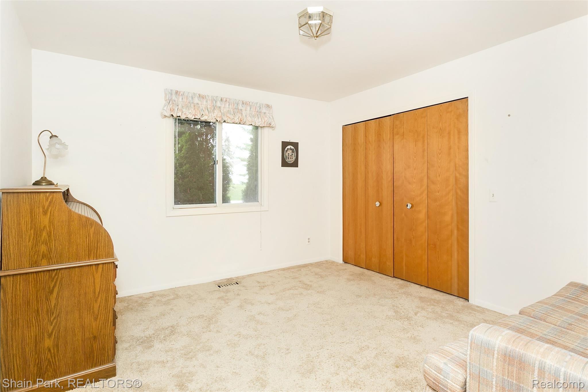 940 Dickson Lane Rochester, MI 48307 - Photo 24 of 38 Guest Bedroom One