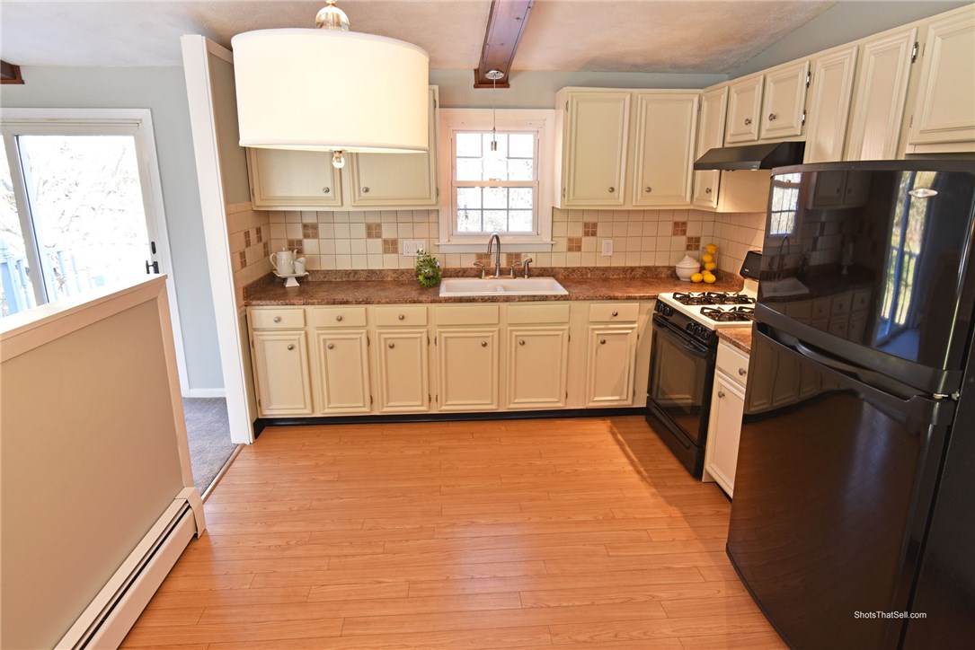 540 Pippin Orchard Road Cranston, RI 02921 - Photo 3 of 21