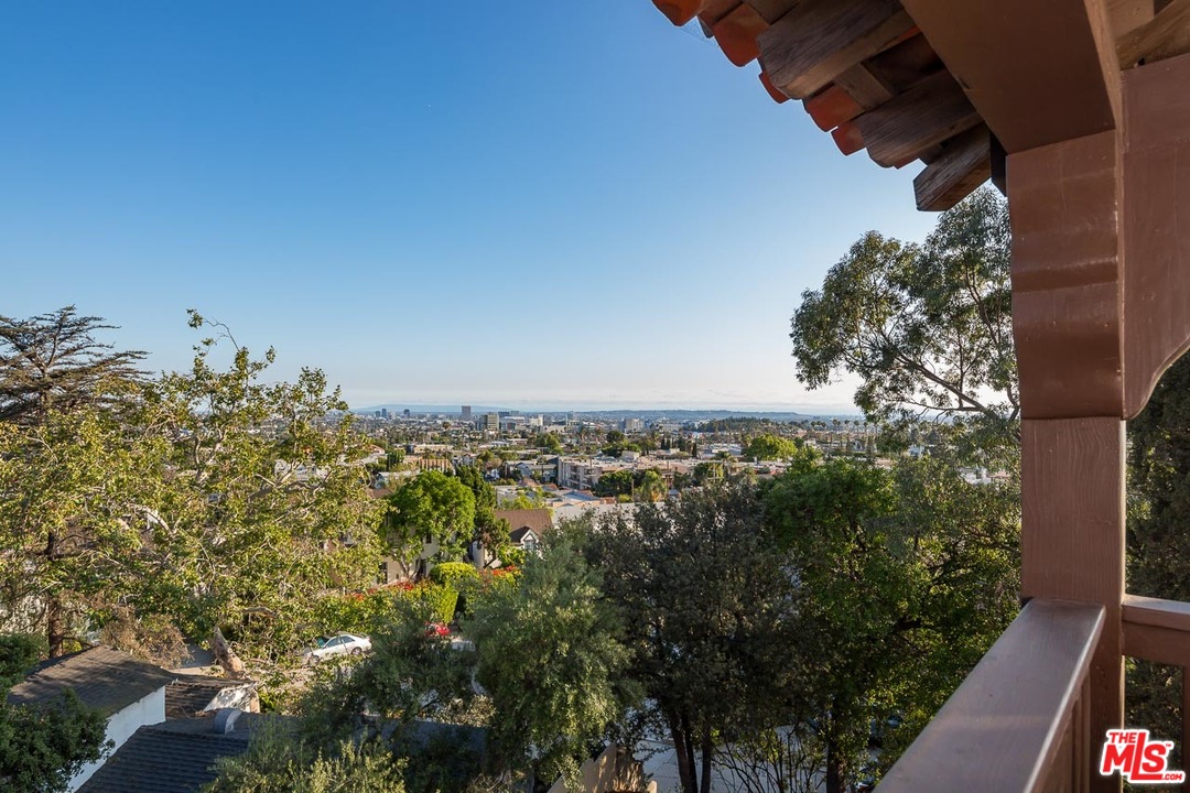 4342 Cedarhurst Circle Los Angeles, CA 90027 - Photo 22 of 44 a view of a city