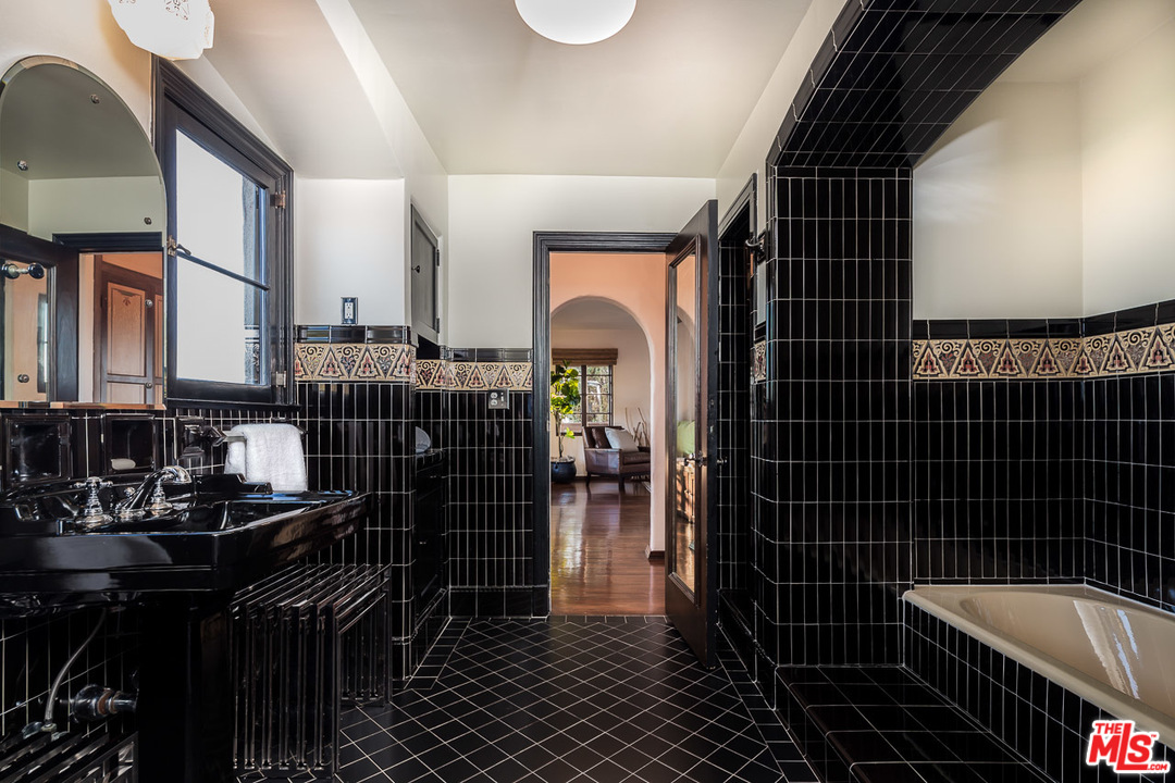 4342 Cedarhurst Circle Los Angeles, CA 90027 - Photo 23 of 44 a bathroom with a toilet