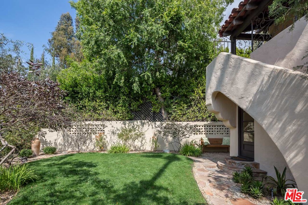 4342 Cedarhurst Circle Los Angeles, CA 90027 - Photo 32 of 44 a view of a backyard