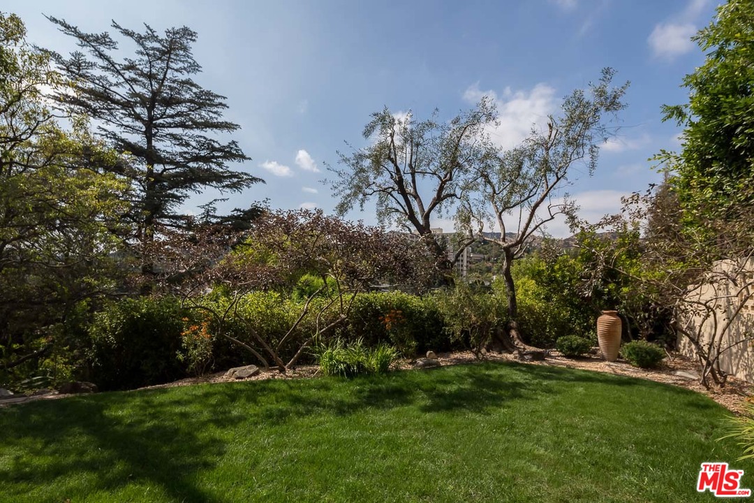 4342 Cedarhurst Circle Los Angeles, CA 90027 - Photo 33 of 44 a view of a backyard