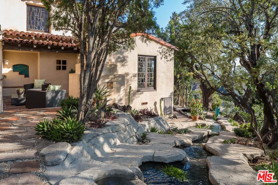 4342 Cedarhurst Circle Los Angeles, CA 90027 - Photo 34 of 44 a front view of a house with garden
