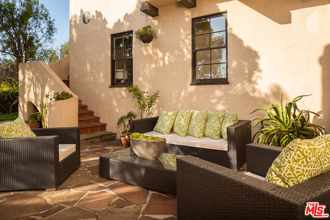 4342 Cedarhurst Circle Los Angeles, CA 90027 - Photo 36 of 44 a outdoor living room with furniture