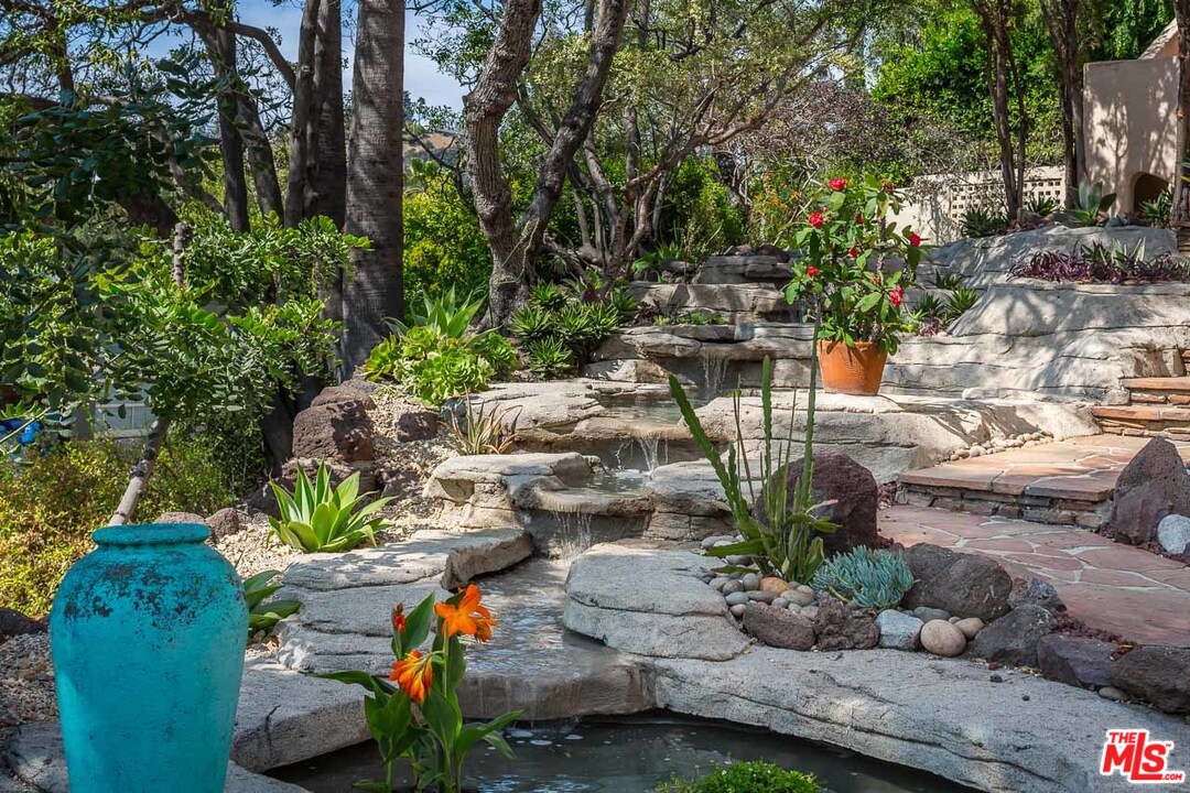 4342 Cedarhurst Circle Los Angeles, CA 90027 - Photo 37 of 44 a view of outdoor space and patio