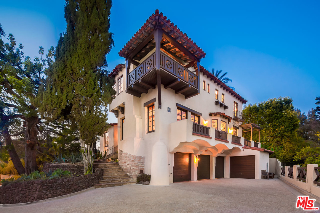 4342 Cedarhurst Circle Los Angeles, CA 90027 - Photo 39 of 44 a front view of a house with a yard