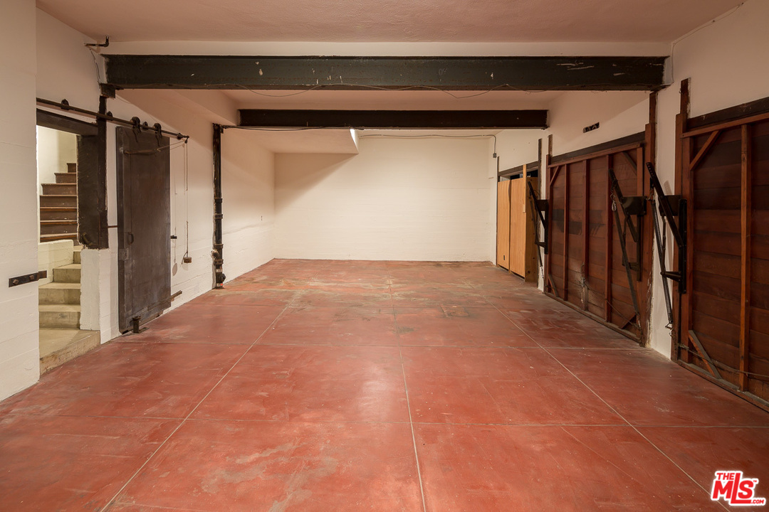 4342 Cedarhurst Circle Los Angeles, CA 90027 - Photo 43 of 44 a view of a garage