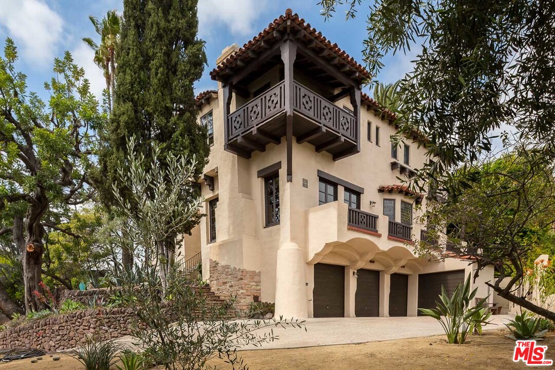 4342 Cedarhurst Circle Los Angeles, CA 90027 - Photo 44 of 44 a view of a large building with large trees