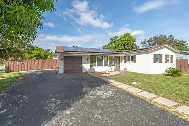 a view of a house with backyard and garden