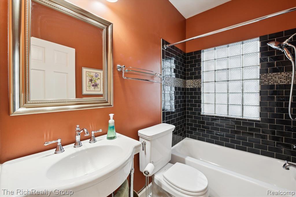22496 Springbrook Avenue Farmington Hills, MI 48336 - Photo 14 of 33
