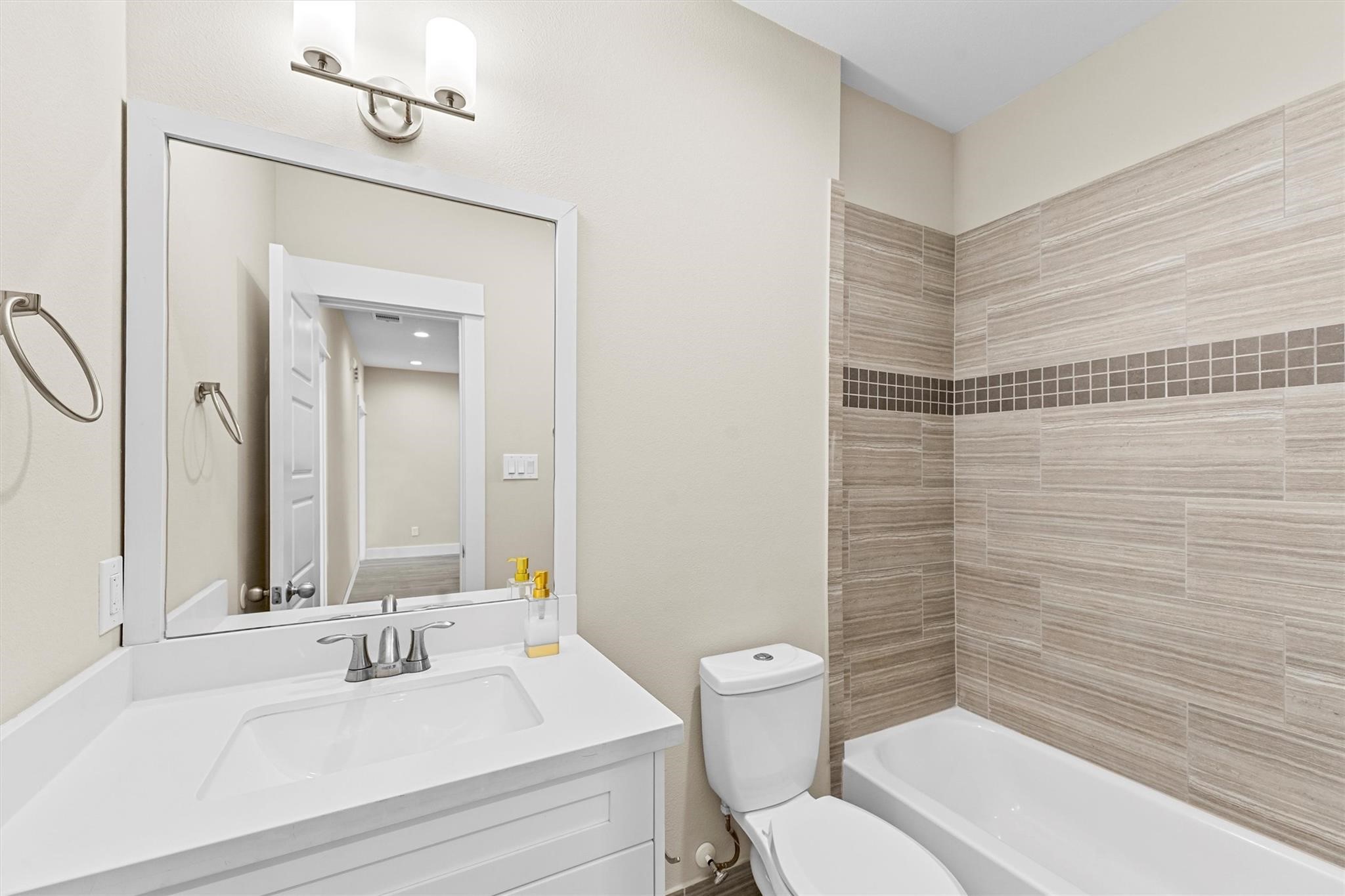 814 Thornton Road, Unit K Houston, TX 77018 - Photo 10 of 12 Gallery Image 10