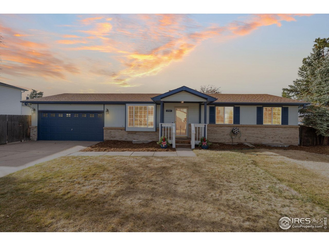 a view of a house with a backyard