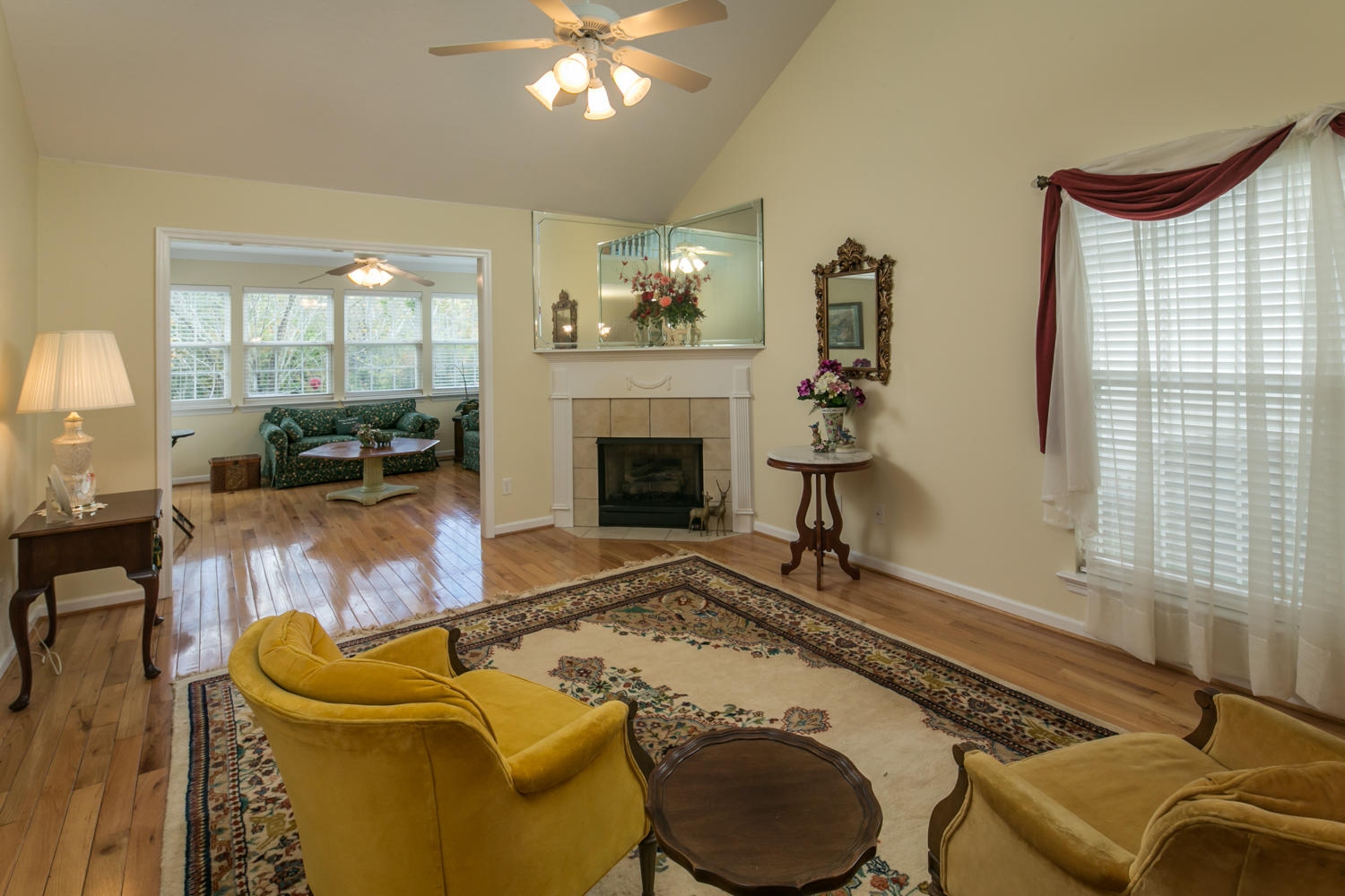 650 Westview Road Chattanooga, TN 37415 - Photo 3 of 31 Living Room