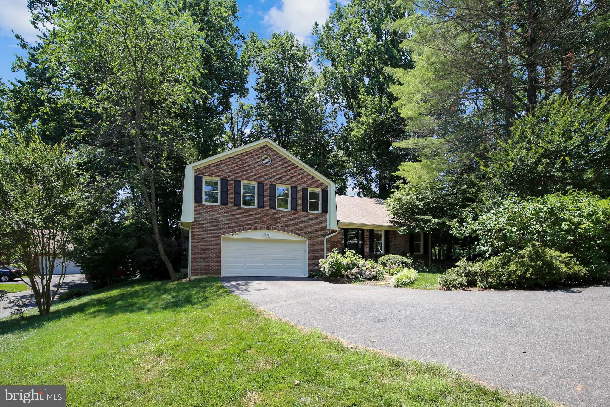 1957 Weybridge Lane Reston, VA 20191 - Photo 3 of 93