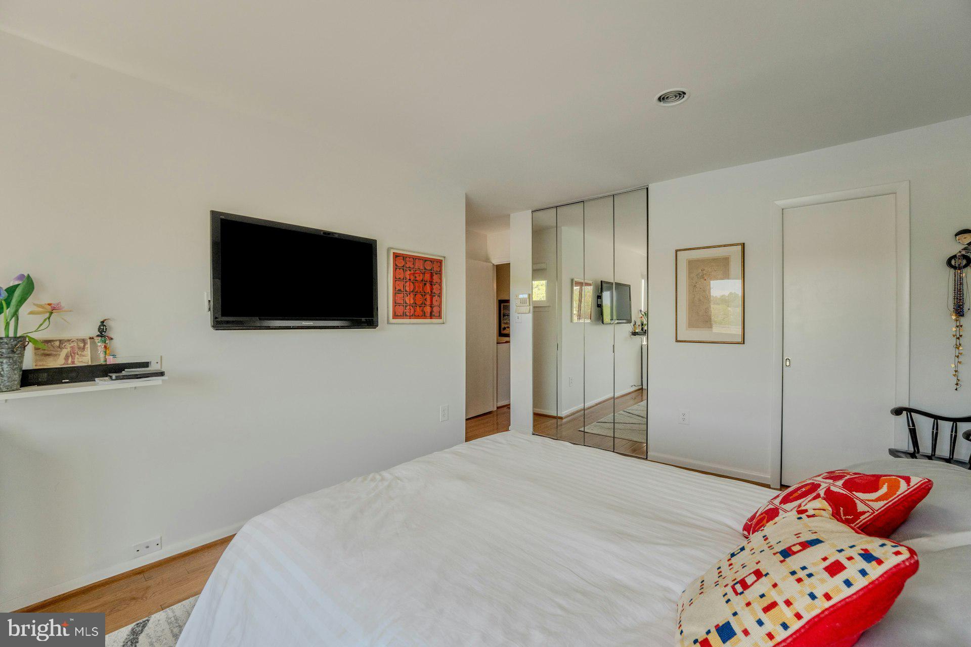 2013 Lakewinds Drive Reston, VA 20191 - Photo 26 of 54 Primary suite