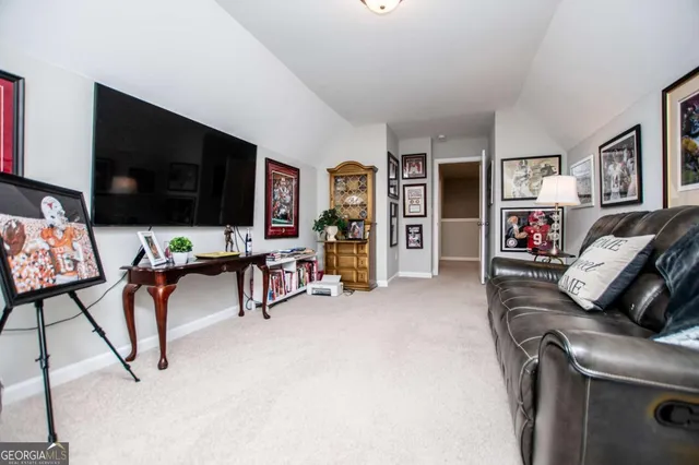 a view of a house with backyard