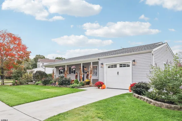 a view of a house with backyard and garden
