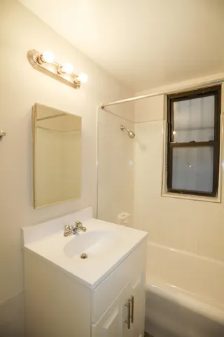 $985 | 5210 South Woodlawn Avenue, Unit 105, Chicago, IL 60615