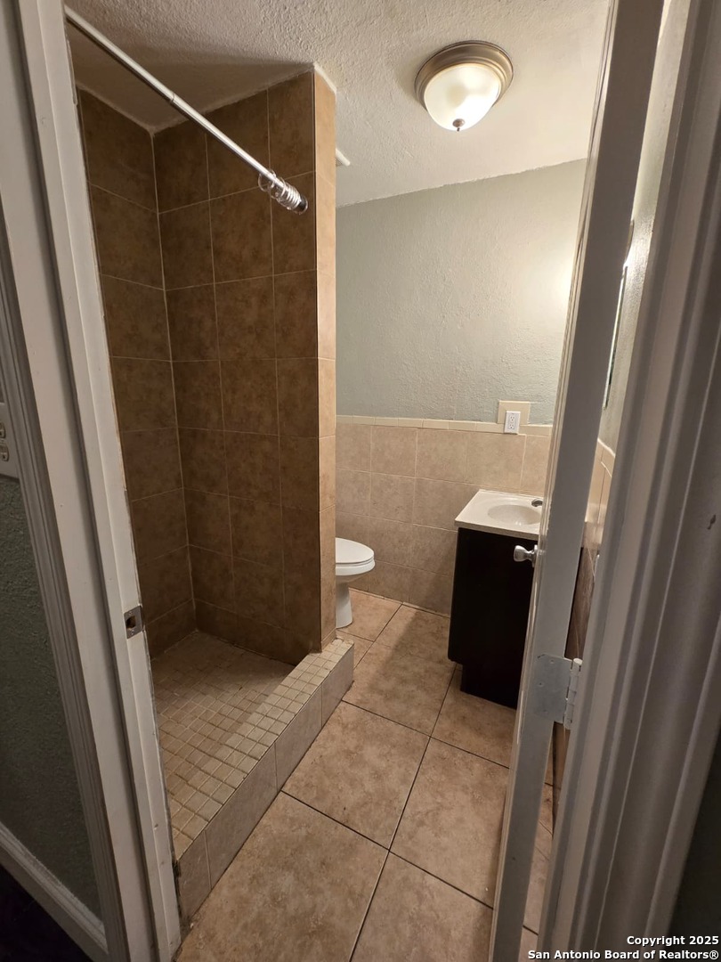 1718 Commercial, Unit B San Antonio, TX 78221 - Photo 6 of 13 a view of bathroom