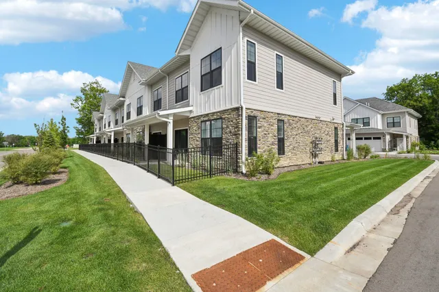 $2,595 | 4750 Ironwood Circle, Medina, MN 55359