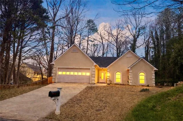 a view of a house with a yard