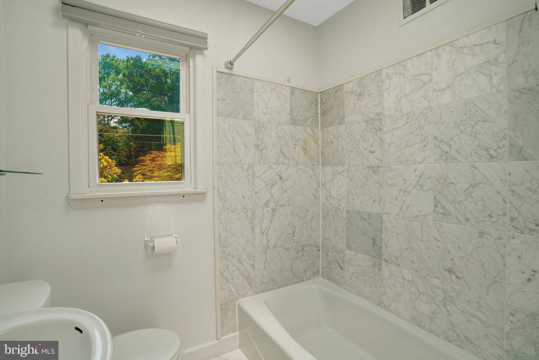 8015 New Market Road Alexandria, VA 22308 - Photo 19 of 41 Full bathroom w/ shower-tub combo