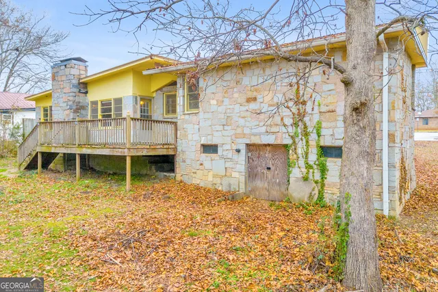 a view of a house with a backyard