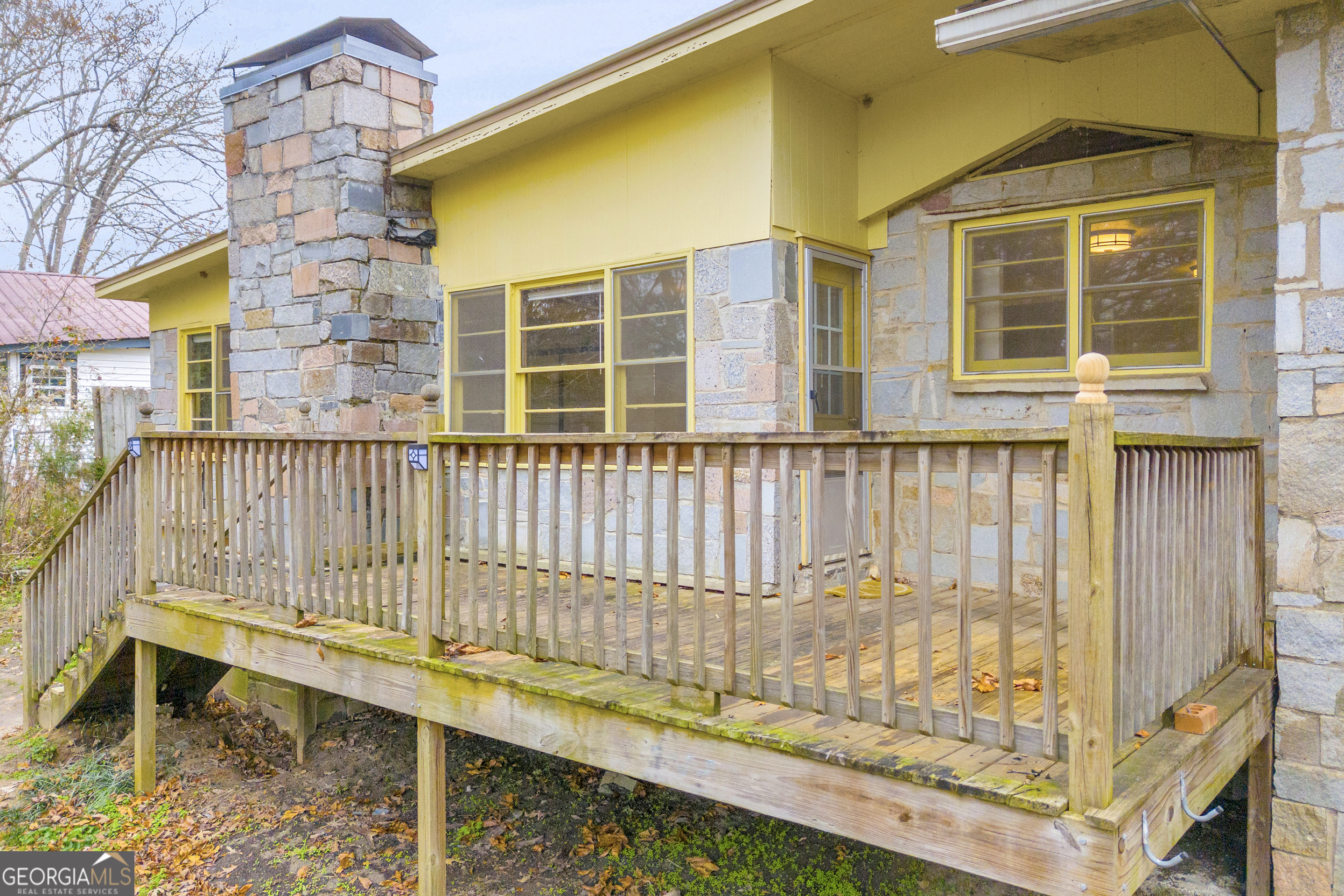 132 Queen Street Toccoa, GA 30577 - Photo 13 of 46 a view of a building from a small yard