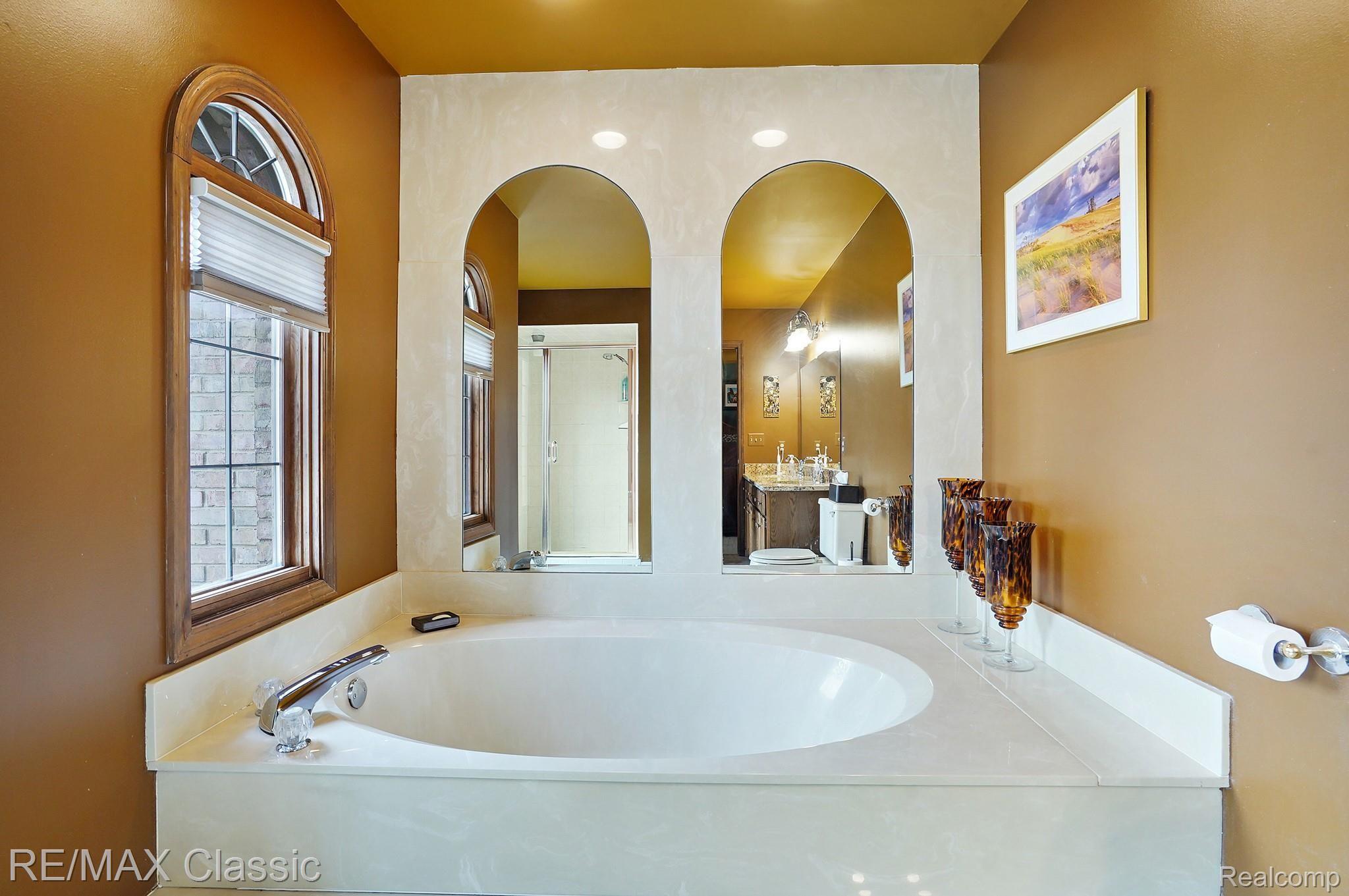 18991 Van Road Livonia, MI 48152 - Photo 36 of 47 Large Sunken Soaking Tub