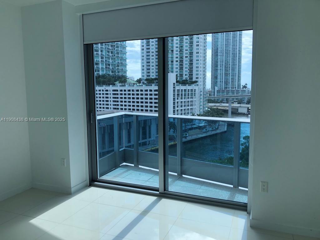 200 Biscayne Blvd Way, Unit 902 Miami, FL 33131 - Photo 18 of 23 a room with window
