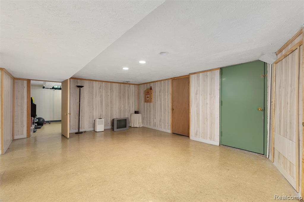 31017 Carriage Hill Road Farmington Hills, MI 48331 - Photo 32 of 39