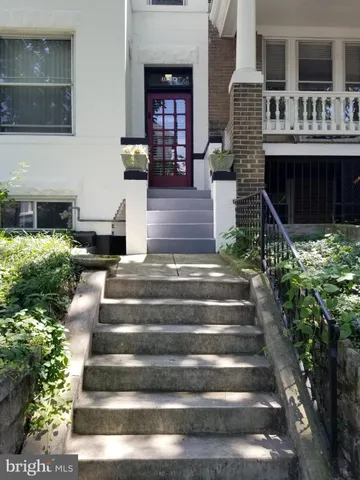 a view of entryway with a front door