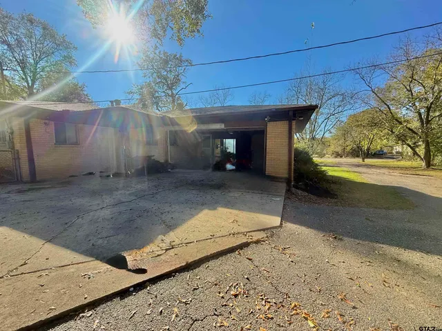 a view of a entrance gate of the house