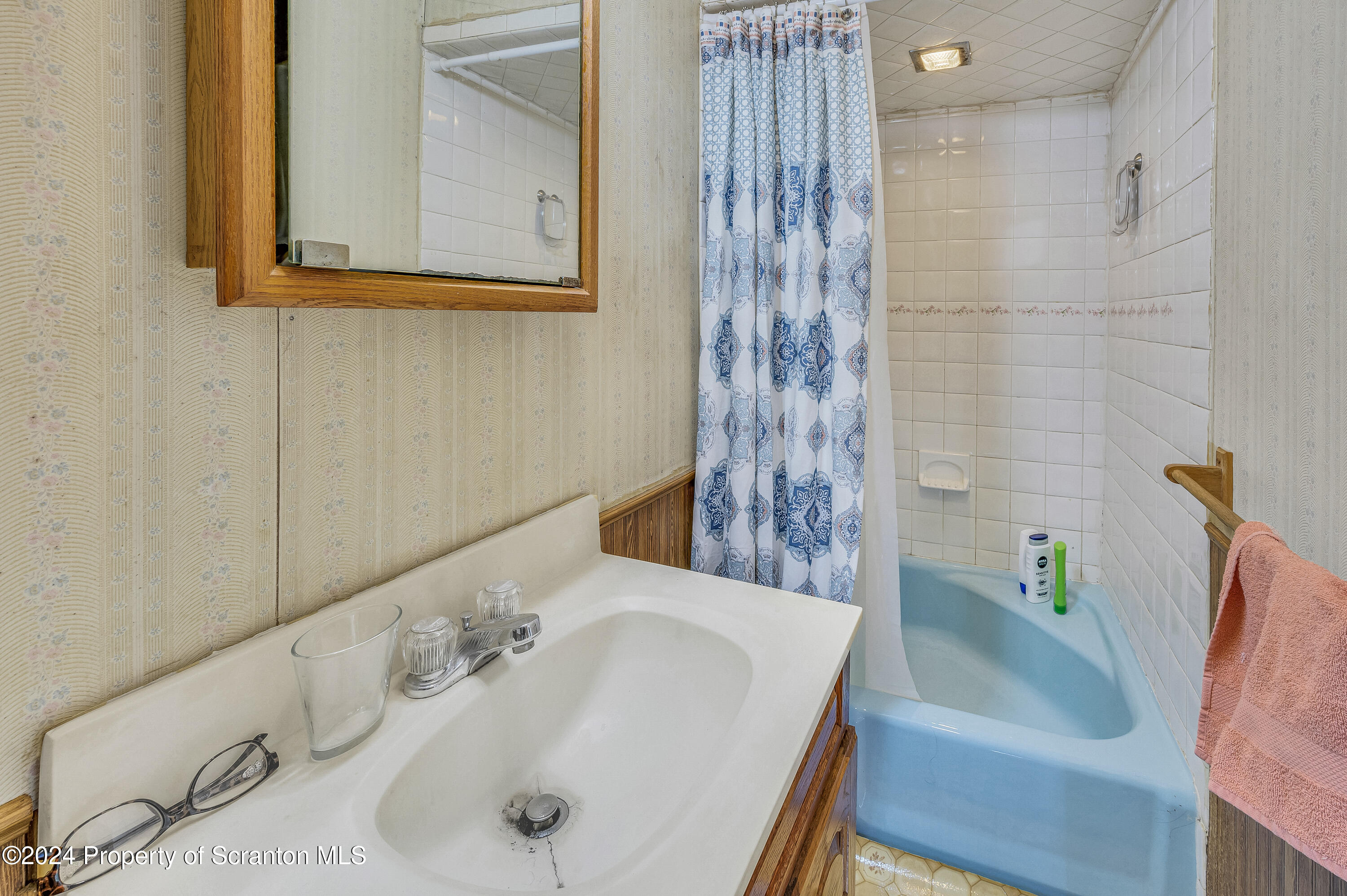 112 East Taylor Street Taylor, PA 18517 - Photo 34 of 45 a bathroom with a sink and a tub