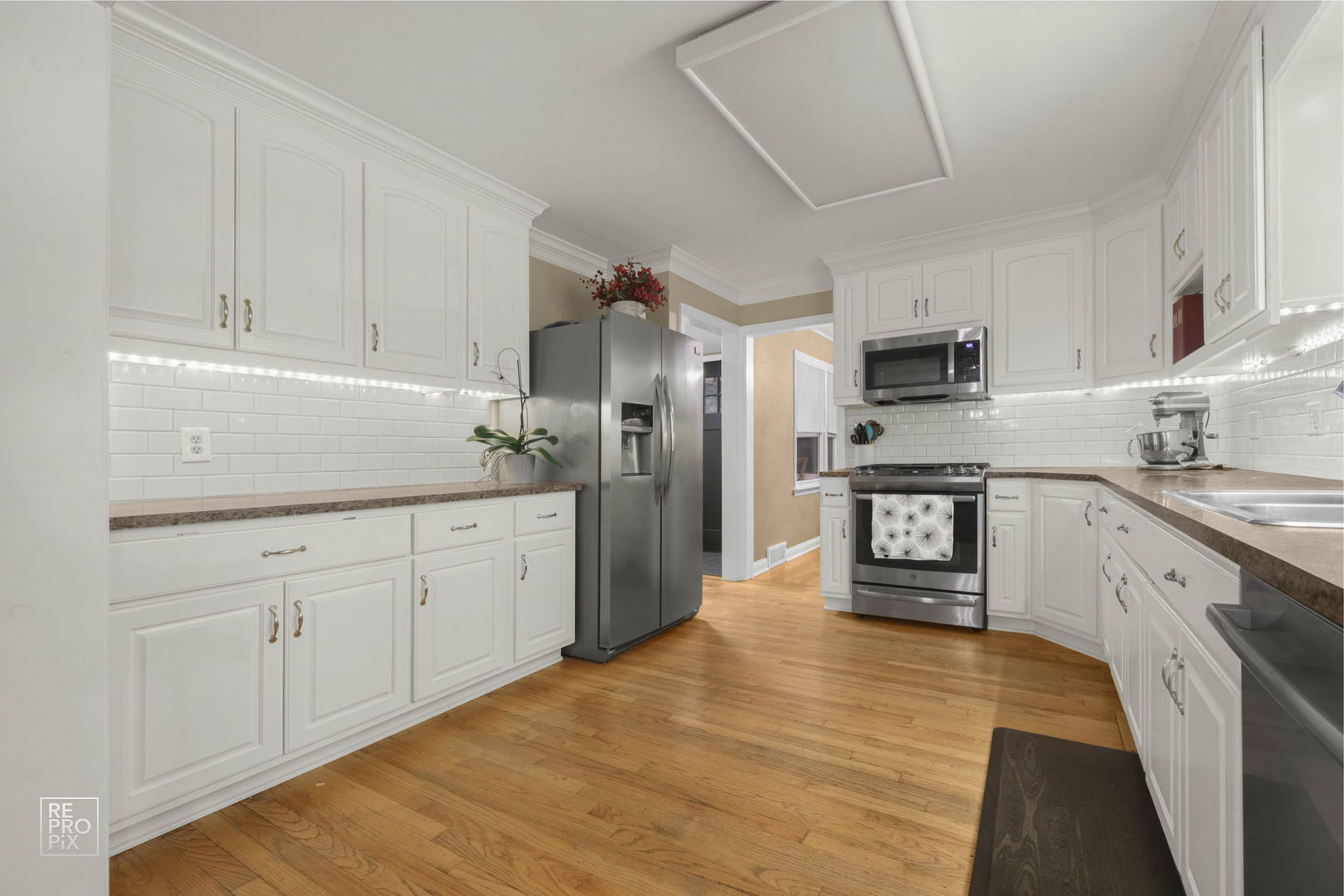 828 Carlisle Road Batavia, IL 60510 - Photo 4 of 14 a kitchen with stainless steel appliances granite countertop a sink dishwasher stove and refrigerator