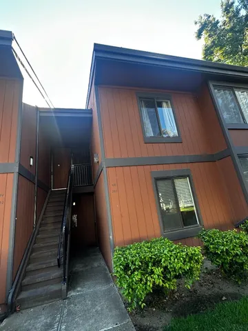 a view of a pathway of a house