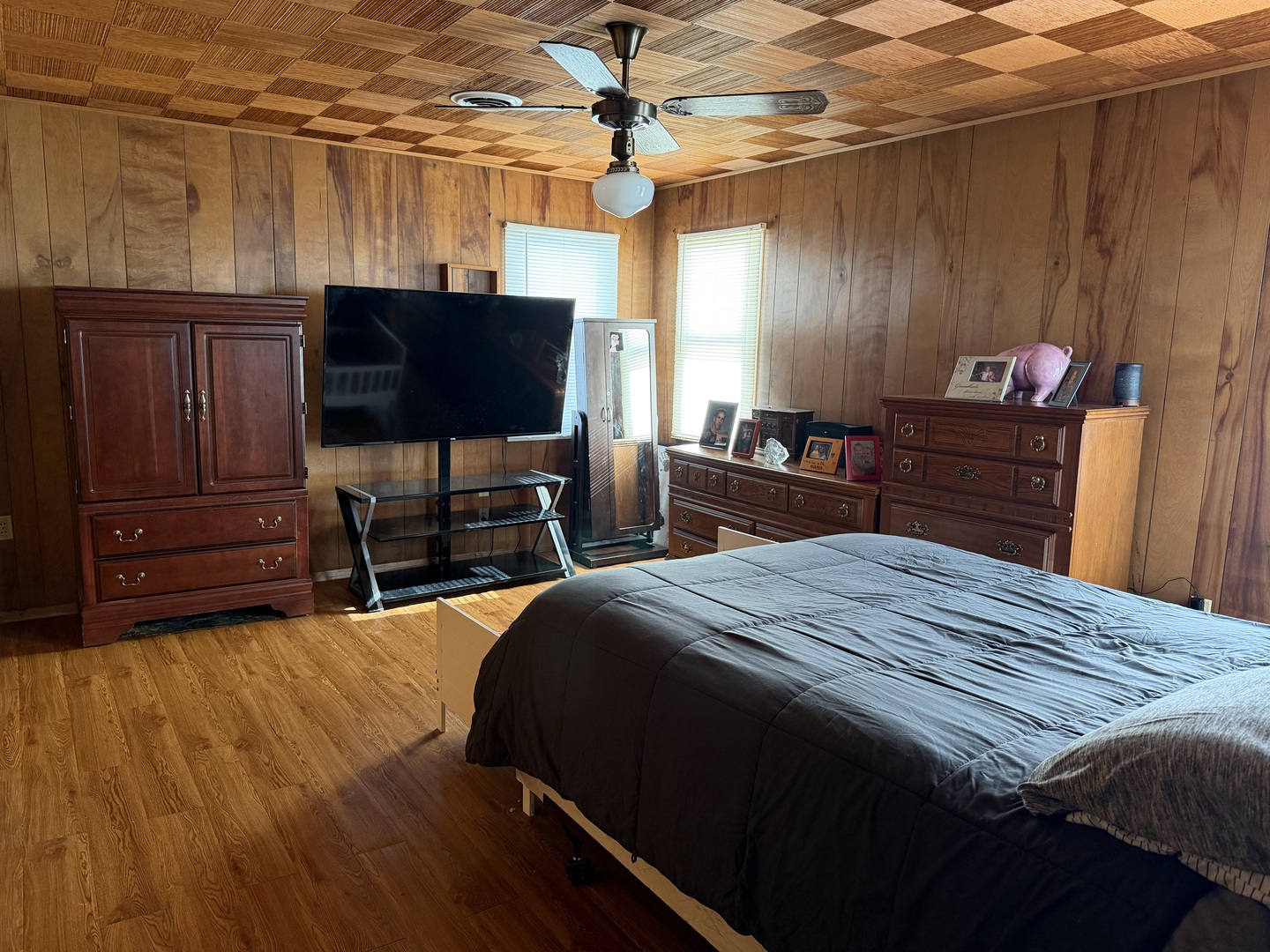 205 Kimmel Bridge Road Murphysboro, IL 62966 - Photo 20 of 33 a bed room with a bed and dresser