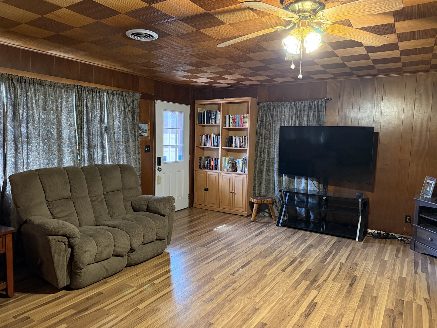 205 Kimmel Bridge Road Murphysboro, IL 62966 - Photo 8 of 33 a living room with furniture and a flat screen tv