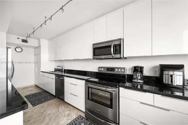 $7,500 | 1000 West Island Boulevard, Unit 2407, Aventura, FL 33160
