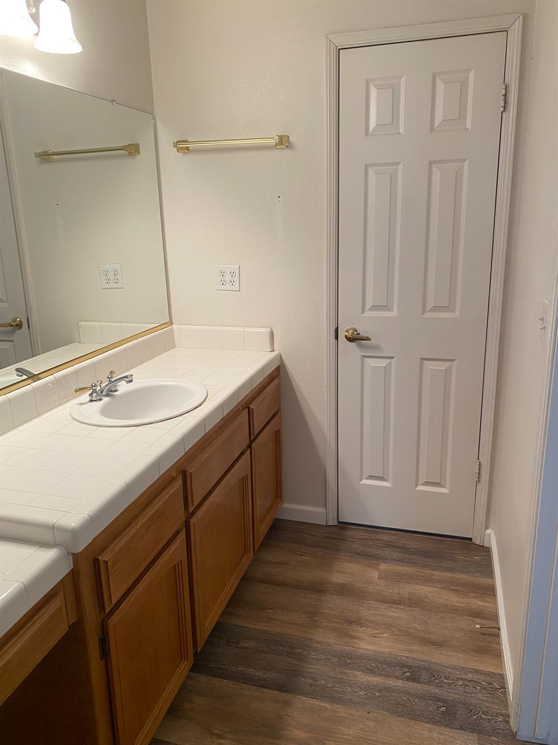 609 Merlot Avenue Madera, CA 93637 - Photo 23 of 45 a bathroom with a sink and a mirror