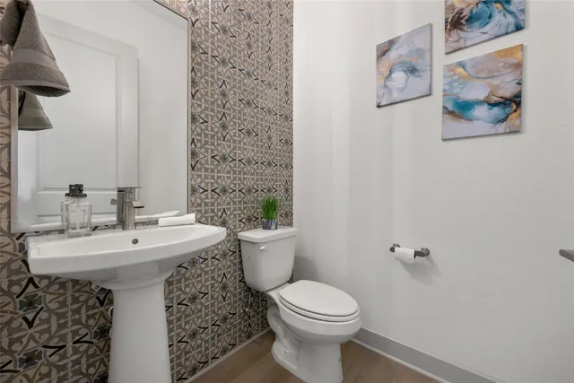 a en suite bathroom with double sink and a large mirror