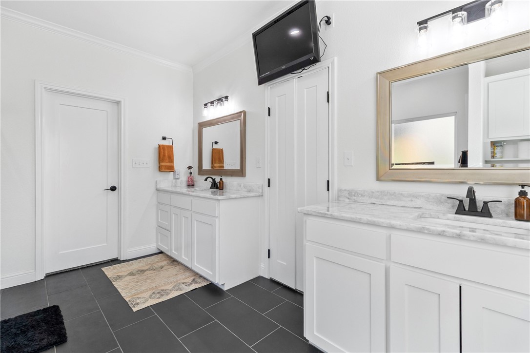 906 3rd Street Valley Mills, TX 76689 - Photo 32 of 52 a bathroom with double sink and a mirror