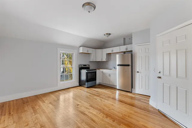 $1,300 | 109 Pleasant Street, Unit 202, Claremont, NH 03743