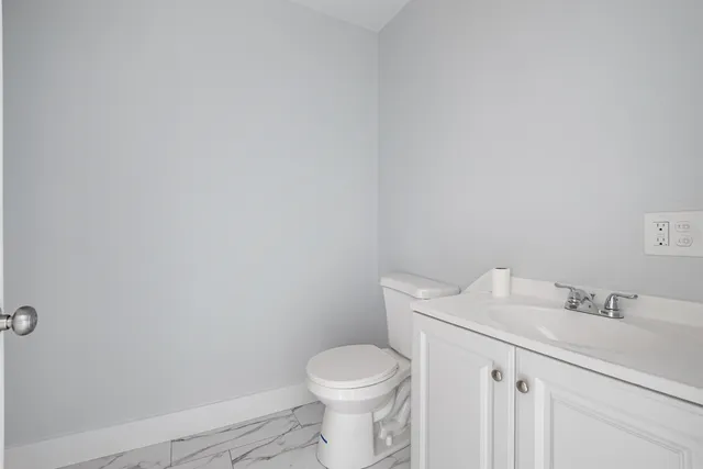 $1,300 | 109 Pleasant Street, Unit 202, Claremont, NH 03743