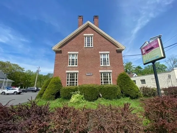 $1,300 | 109 Pleasant Street, Unit 202, Claremont, NH 03743