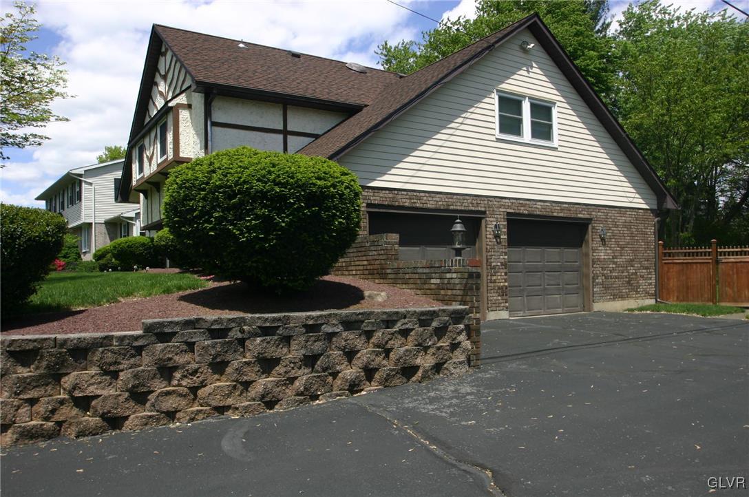 4210 Wellesley Road Bethlehem, PA 18017 - Photo 4 of 44 Two car garage