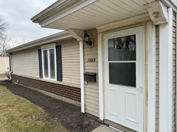 $2,200 | 1085 Cove Drive, Prospect Heights, IL 60070