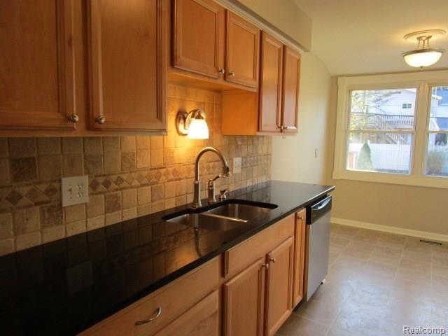 17229 Rougeway Street Livonia, MI 48152 - Photo 10 of 27